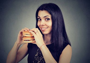 Fast food benim favorim. Bir duble çizburger yemek kadın