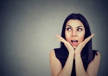 Yana doğru seyir sürpriz mutlu kadın