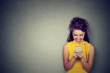 Bir akıllı telefon kullanan mutlu genç kadın