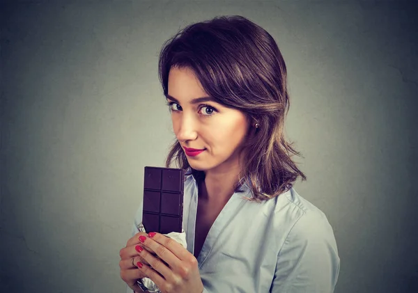 Aranyos fiatal nő eszik csokoládé — Stock Fotó