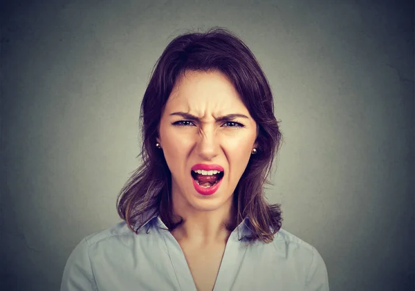 Mulher irritada e zangada a gritar. Emoções humanas negativas — Fotografia de Stock
