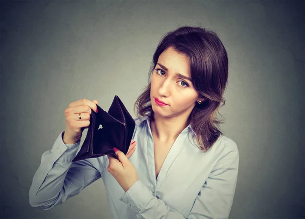 Mujer sin dinero. Empresaria sosteniendo cartera vacía —  Fotos de Stock