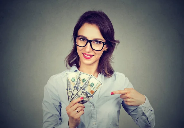 Feliz animado bem sucedido mulher de negócios segurando notas de dólar dinheiro na mão — Fotografia de Stock