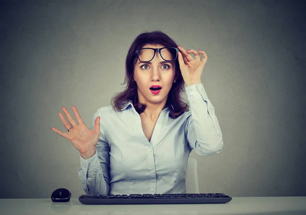 Femme étonnante travaillant sur ordinateur avec clavier regardant avec surprise à l'écran — Photo