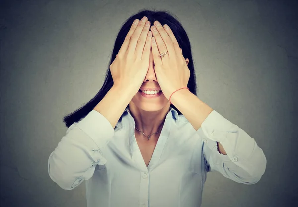 Retrato de uma mulher sorridente cobrindo seus olhos — Fotografia de Stock