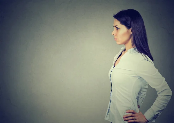 Perfil lateral de una joven seria — Foto de Stock