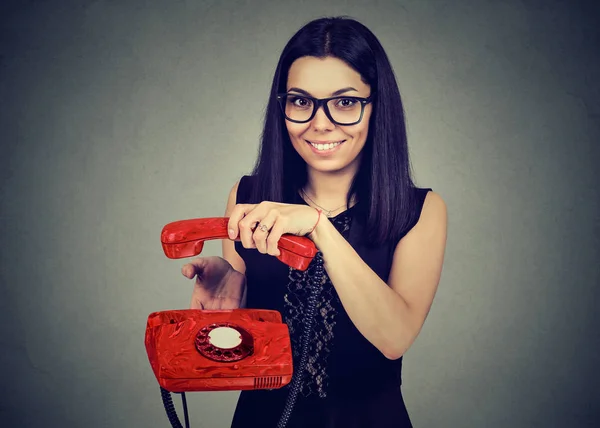 Lächelnde Frau hängt ein altes Telefon auf — Stockfoto