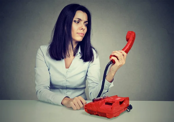 Förvirrad kvinna ta emot dåliga nyheter per telefon — Stockfoto