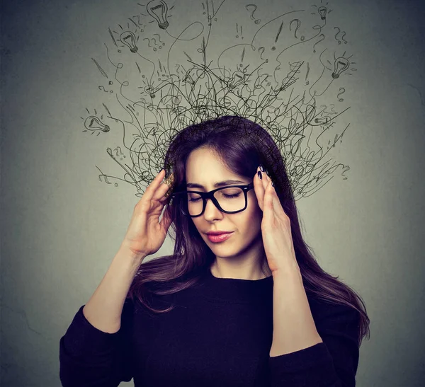 Stressad kvinna ha huvudvärk med orolig ansikte uttryck och hjärnan smälter in i många linjer frågetecken. — Stockfoto