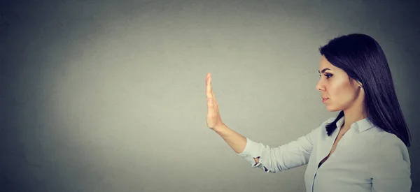 Profil boczny kobiety z przystanku gest ręki — Zdjęcie stockowe