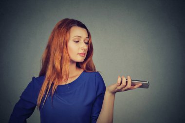 Cep telefonu ile rahatsız sinirli kadın 