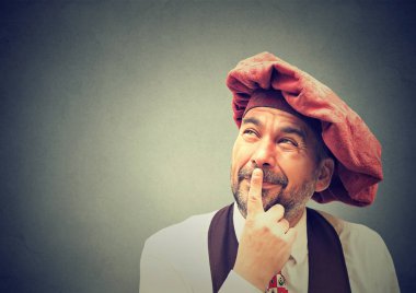 İncelerken kadar düşünceli bir olgun adam portresi 