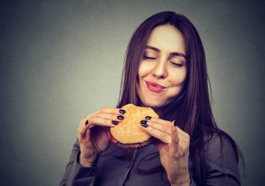 bir büyük hamburger yiyen Kadın