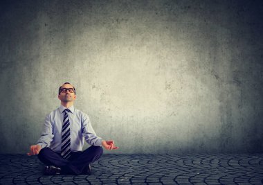 Kapalı gözlerle rahatlatıcı meditasyon iş adamı 