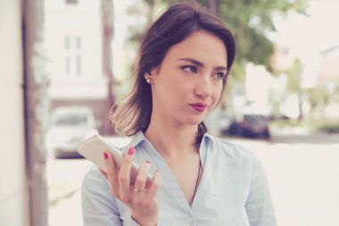 Cep telefonu konumu dışında sokakta olan rahatsız üzgün kadın sinirli 