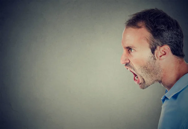 Perfil lateral de um jovem furioso gritando — Fotografia de Stock