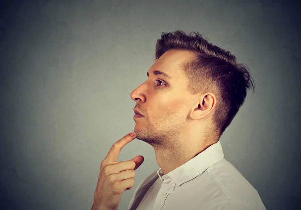 Perfil lateral de un hombre considerado de pie junto a la pared —  Fotos de Stock