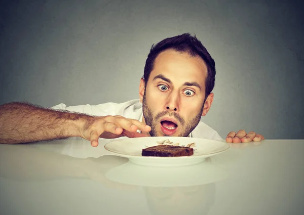 Homem faminto anseia por comida doce — Fotografia de Stock