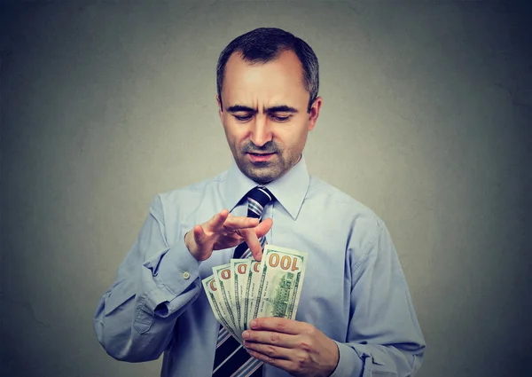 Rijpe zakenman geld tellen — Stockfoto