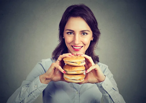 Affamato giovane donna con un gustoso triplo hamburger — Foto Stock