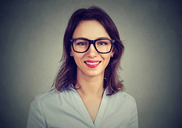 Feliz linda mujer joven en gafas — Foto de Stock