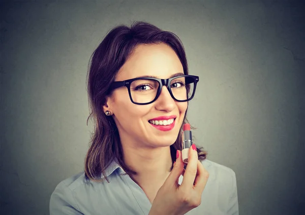 Joven mujer de negocios con lápiz labial rojo — Foto de Stock