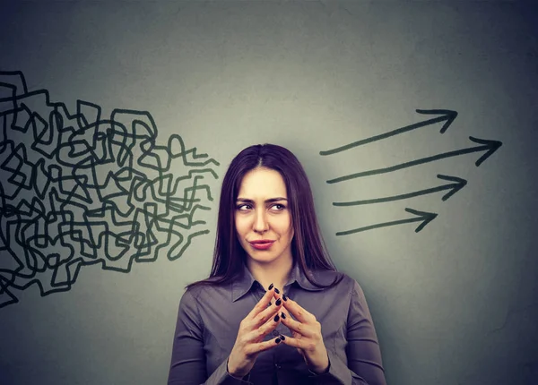 Mujer mirando a su lado consiguiendo su pensamiento juntos planificación — Foto de Stock