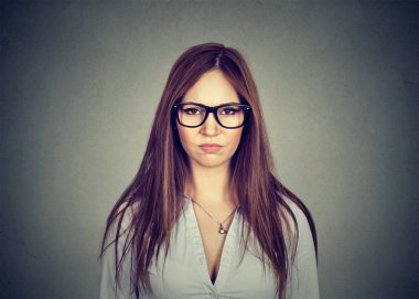 Kameraya bakarak kızgın memnun kadın portresi