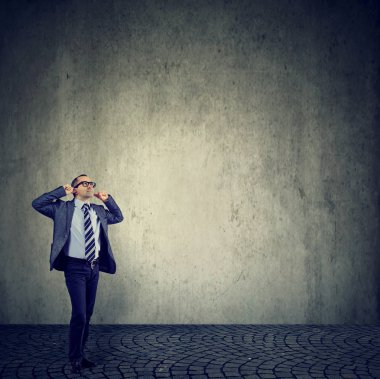 Kızgın adam parmakları gürültü ile sinirli olan kulaklar tıkalı  