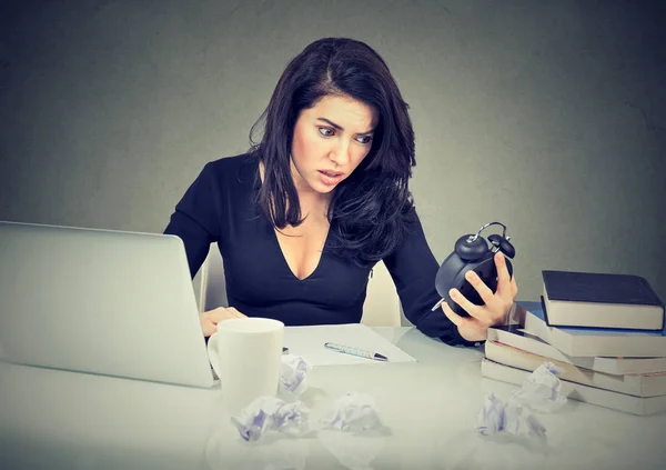 Stressed businesswoman sitting at her office desk pressured by lack of time — Stock Photo, Image