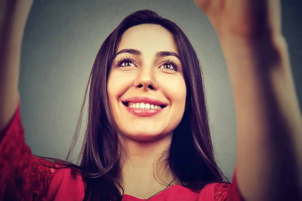 Close-up van jonge vrouw nemen selfie geïsoleerd op een grijze achtergrond — Stockfoto