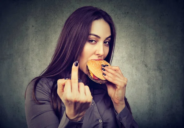 Keine Diät für mich! Frau genießt ihren leckeren Cheeseburger — Stockfoto