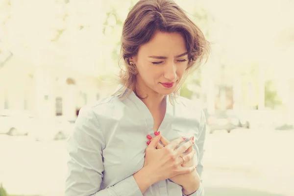 Γυναίκα να στέκεται σε ένα δρόμο της πόλης έχουν τον πόνο της καρδιάς — Φωτογραφία Αρχείου