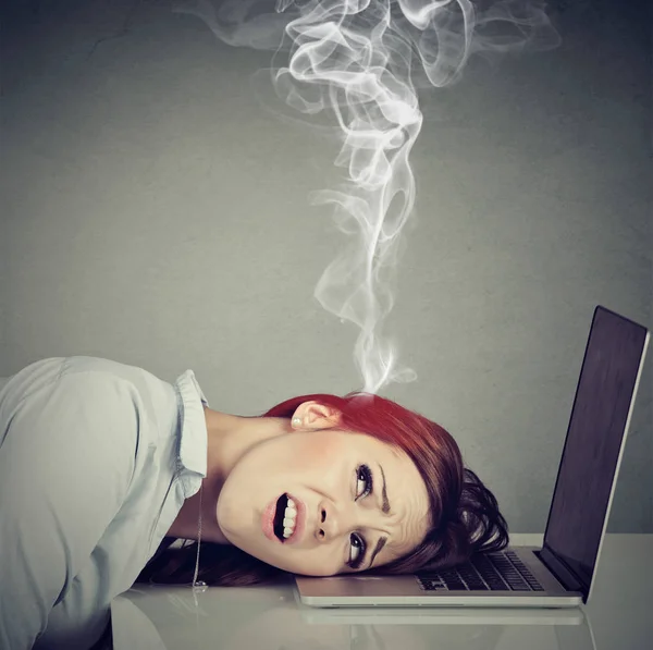 Mujer empleada estresada con cerebro sobrecalentado usando computadora portátil —  Fotos de Stock
