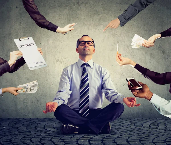 Homem de negócios está meditando para aliviar o estresse da vida corporativa ocupada — Fotografia de Stock