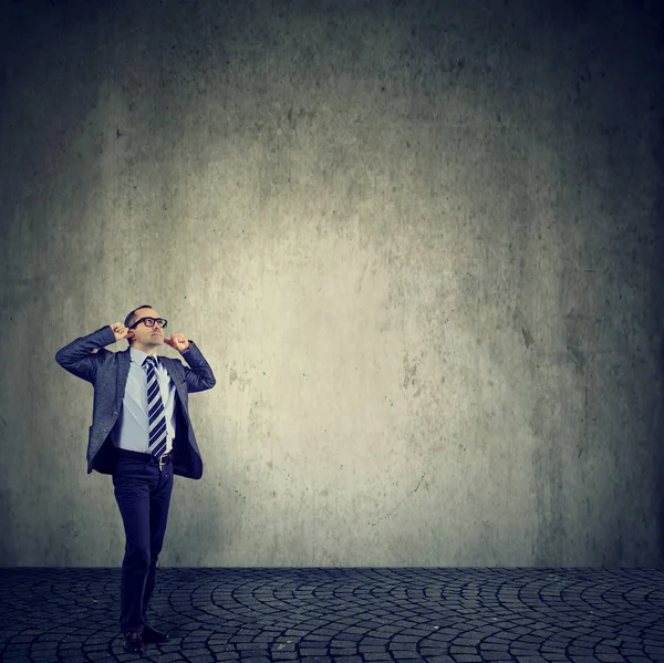 Kızgın adam parmakları gürültü ile sinirli olan kulaklar tıkalı  