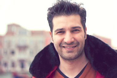 Mutlu adam açık havada eski bir şehir bir arka plan üzerinde ayakta 