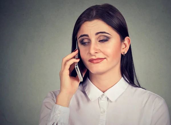 Naštvaný mladá žena nudí dlouhé telefonní konverzace — Stock fotografie