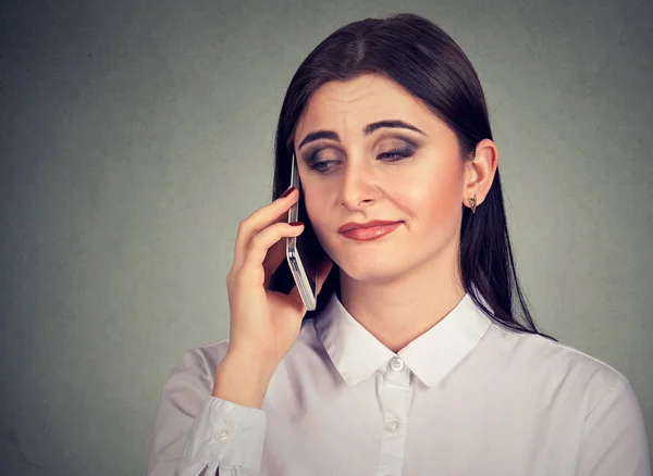 Jeune femme ennuyée ennuyée par une longue conversation téléphonique — Photo