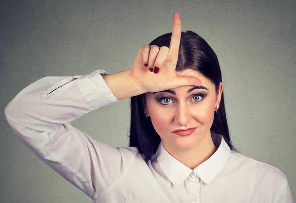 Boze jonge vrouw toont verliezer teken camera kijken — Stockfoto