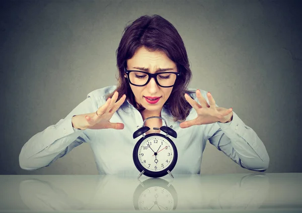 Mulher no escritório estressado sob pressão do tempo — Fotografia de Stock