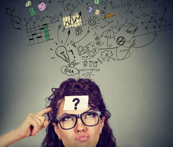 Soru işareti ararken düşünme çapraşık kadınla 