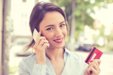 Mutlu kadın online bir oder açık havada bir akıllı telefon ile yapım satın alma