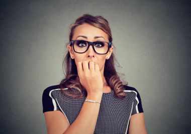 Tırnaklarını ısırma portre portre emin tereddüt endişeli kadın 