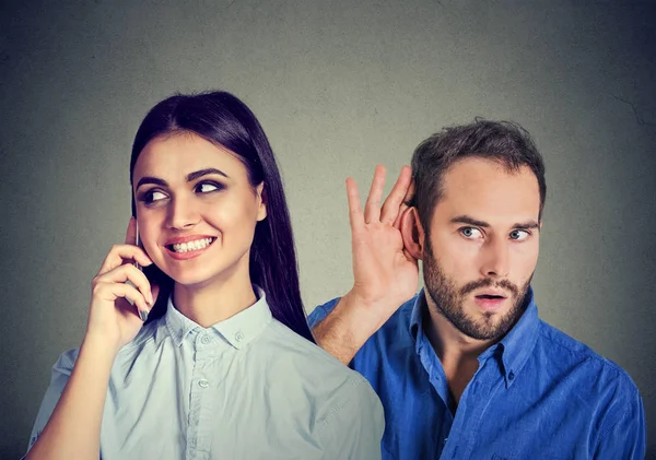 Una novia infiel. Hombre curioso escuchando secretamente a una mujer feliz hablando por teléfono móvil con su amante — Foto de Stock
