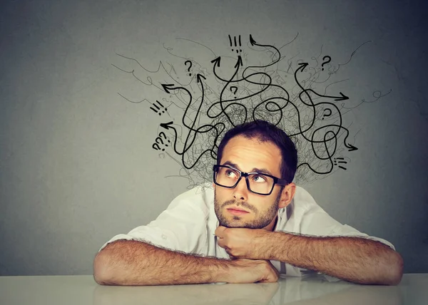 Homem de negócios pensando contemplando uma solução — Fotografia de Stock