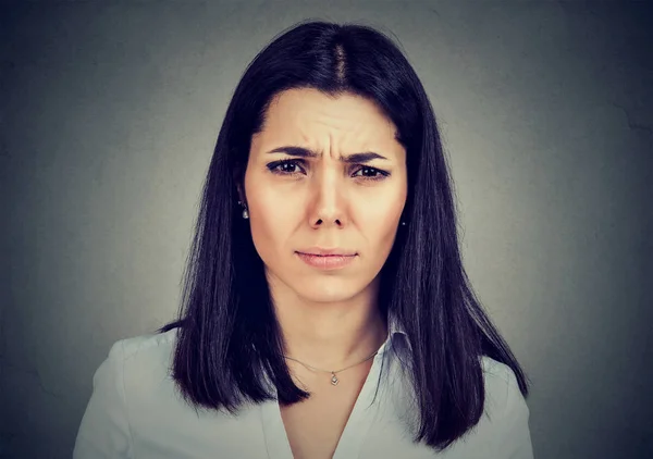 Расстроенный стресс серьезная женщина с головной болью хмурый взгляд на камеру — стоковое фото