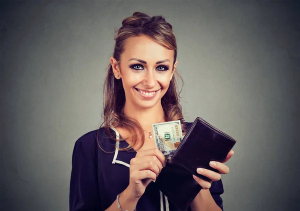 Счастливая милая женщина с деньгами в бумажнике — стоковое фото