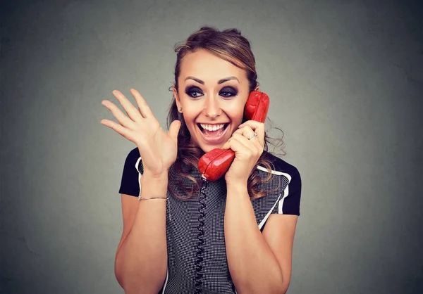 Ευτυχισμένη γυναίκα λαμβάνει τις καλές ειδήσεις κερδίζοντας στο τηλέφωνο — Φωτογραφία Αρχείου