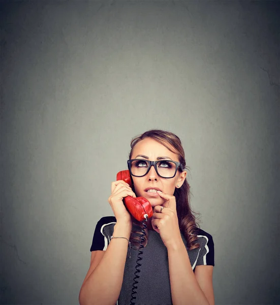 Bezorgd perplex jonge vrouw aan de telefoon — Stockfoto